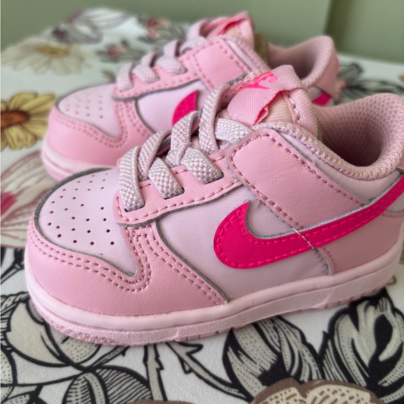 Nike - Picture 2 of 5